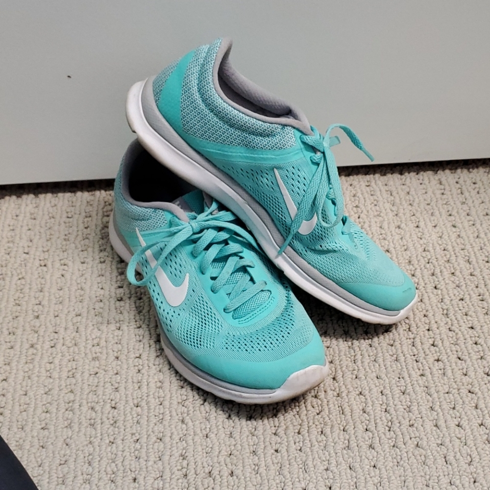 Sz 7.5 - Nike Tennis Shoes